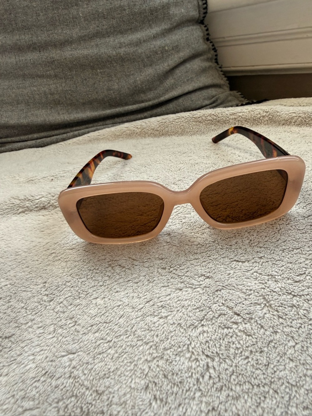 Oscar de la Renta - Neutral Pink Rectangular Sunglasses w Tortoiseshell Temples